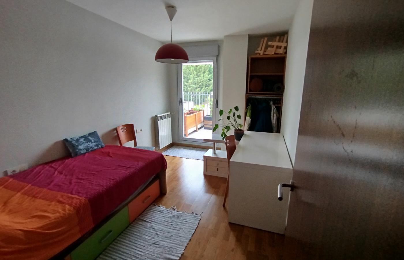 Imagen de se alquila habitacion en area de pamplona