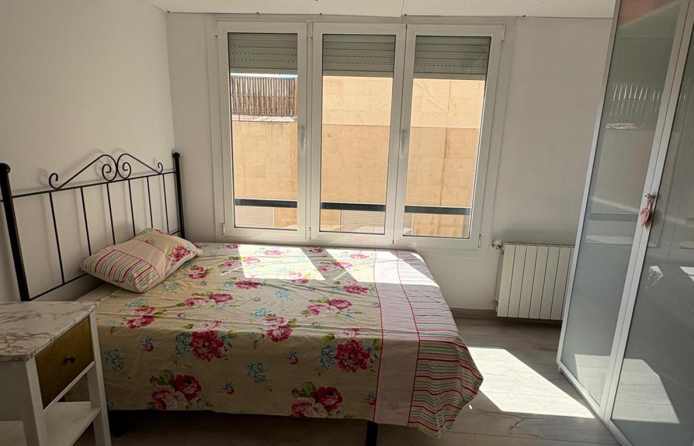 Imagen de 'alquiler de habitaciones en barcelona, torelló | convivencia intergeneracional'