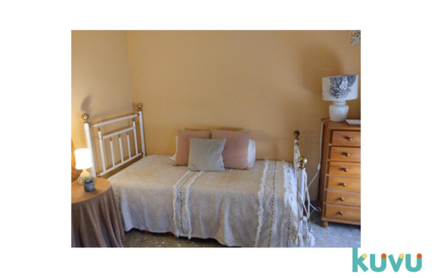 Imagen de alquiler de habitación con persona mayor en torre del mar