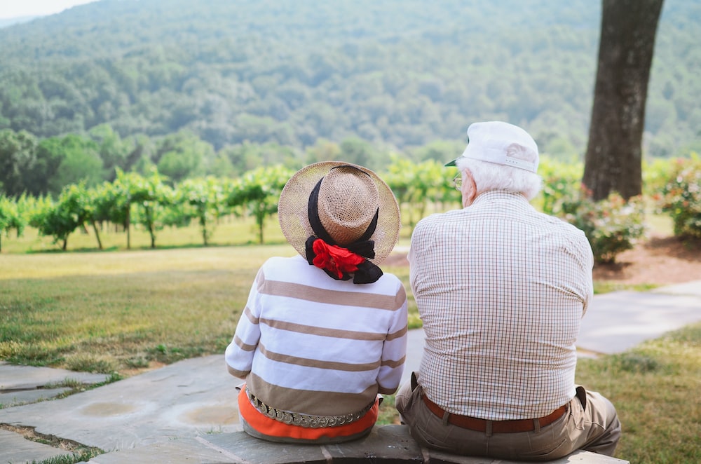 Explorar la vida compartida para padres mayores que viven solos